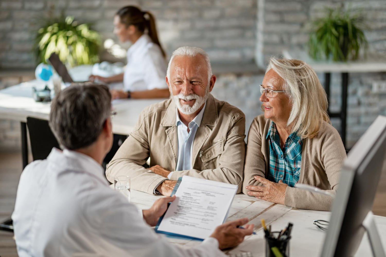 Pareja recibiendo asesoría financiera